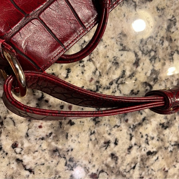Chic Red Crocodile-Patterned Crossbody Bag - Picture 12 of 15